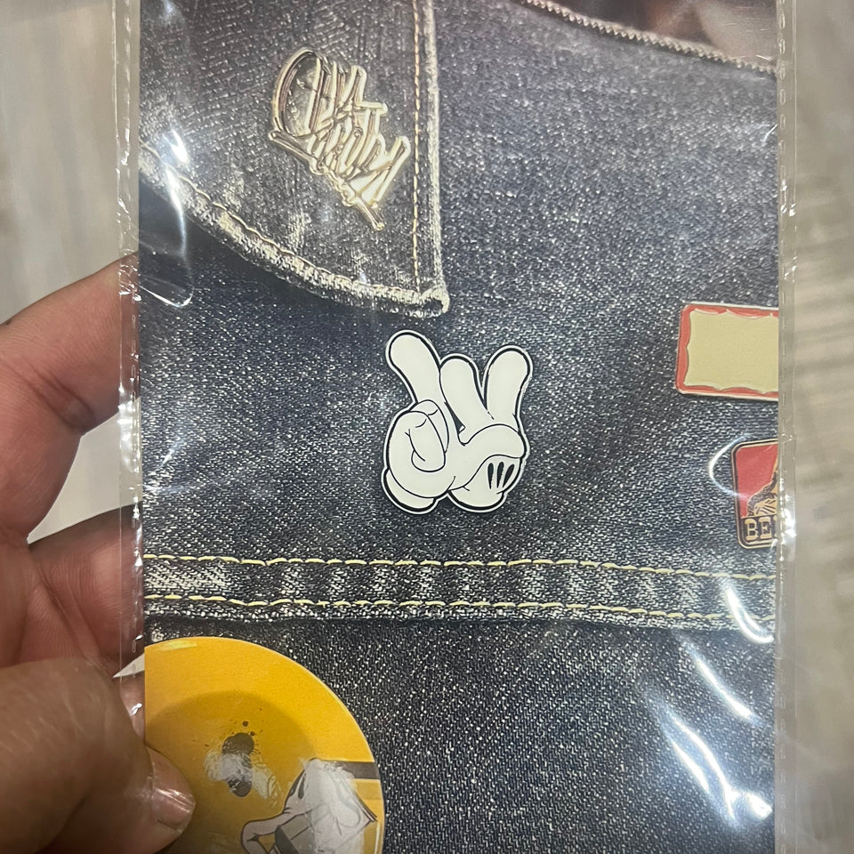 LV HANDS PIN - WHITE