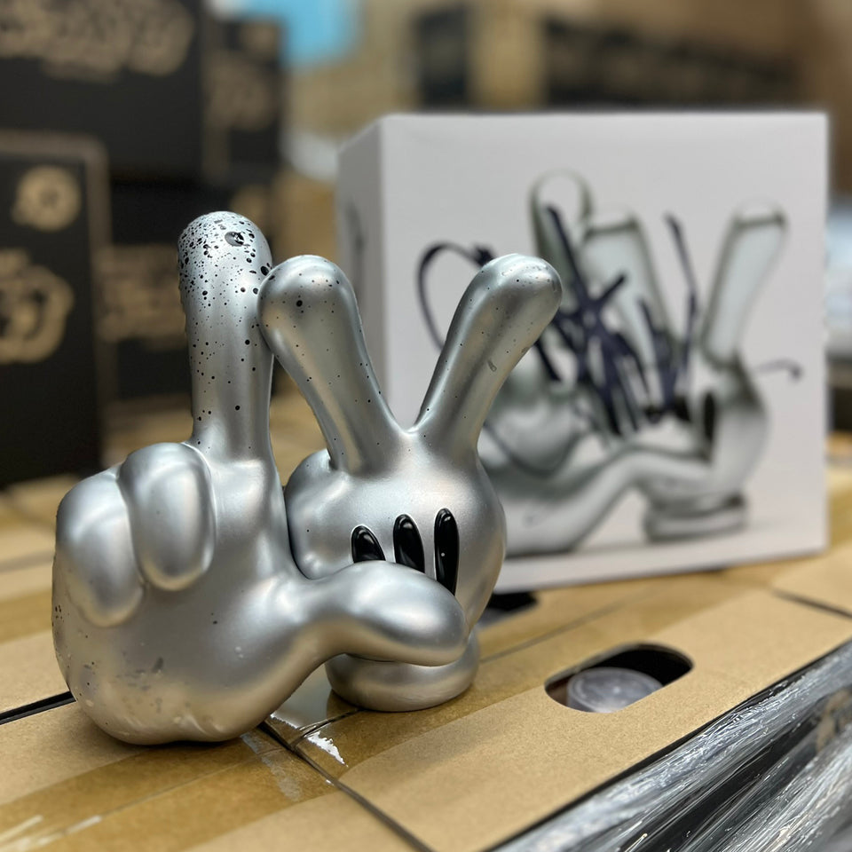 LV HANDS VINYL FIGURE: SILVER (HAND SPLATTERED)